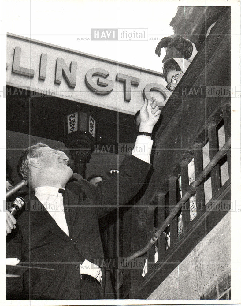 1967 Press Photo Governor Nelson Rockefeller  subway - Historic Images