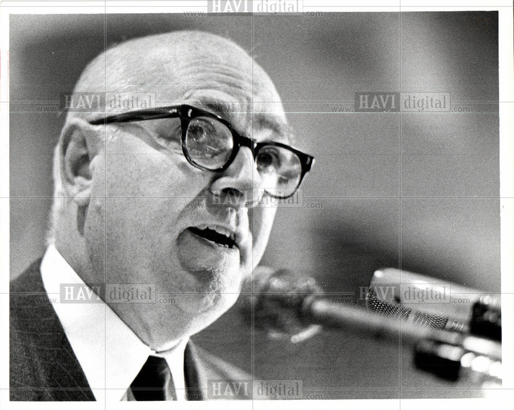 Press Photo David Frederick&#39;s lunch with eco-cluck - Historic Images