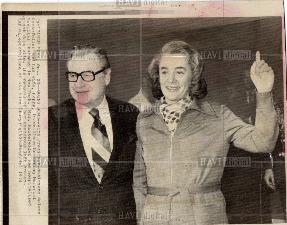 1974 Press Photo Nelson Rockefeller and wife Happy - Historic Images