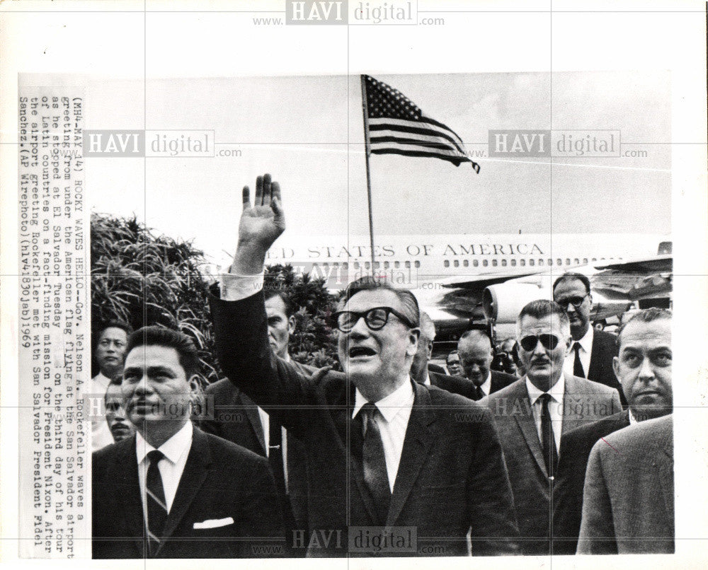 1969 Press Photo Nelson Rockefeller San Salvador - Historic Images