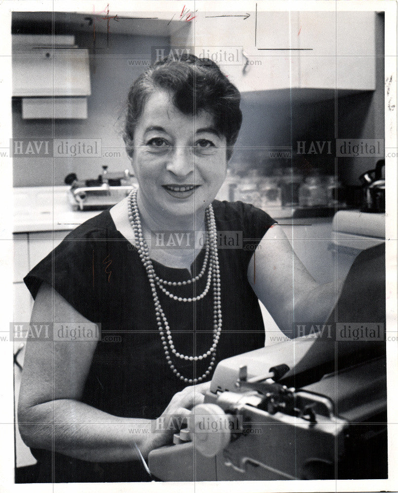 Press Photo Lady Beads Typewritter - Historic Images