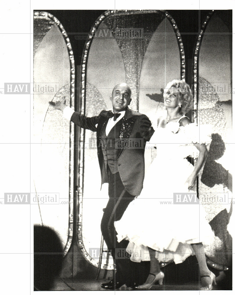 1976 Press Photo Telly Savalas Las Vegas Kojak Singing - Historic Images