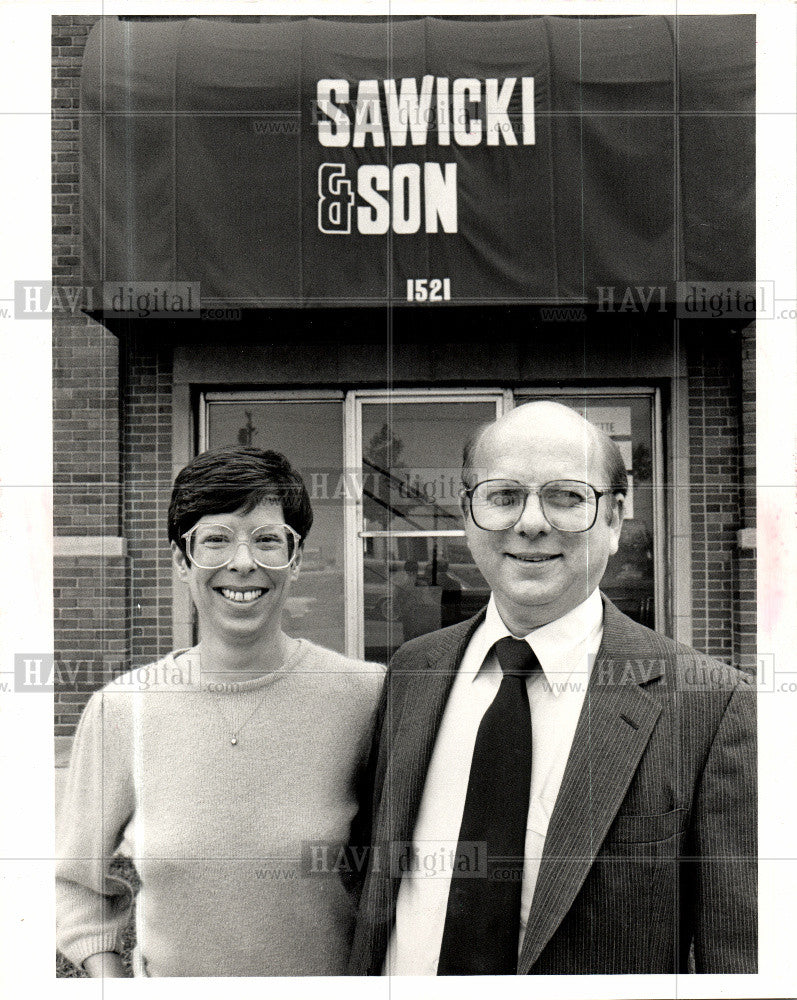 1986 Press Photo Pam John Sawicki Political Sign Makers - Historic Images