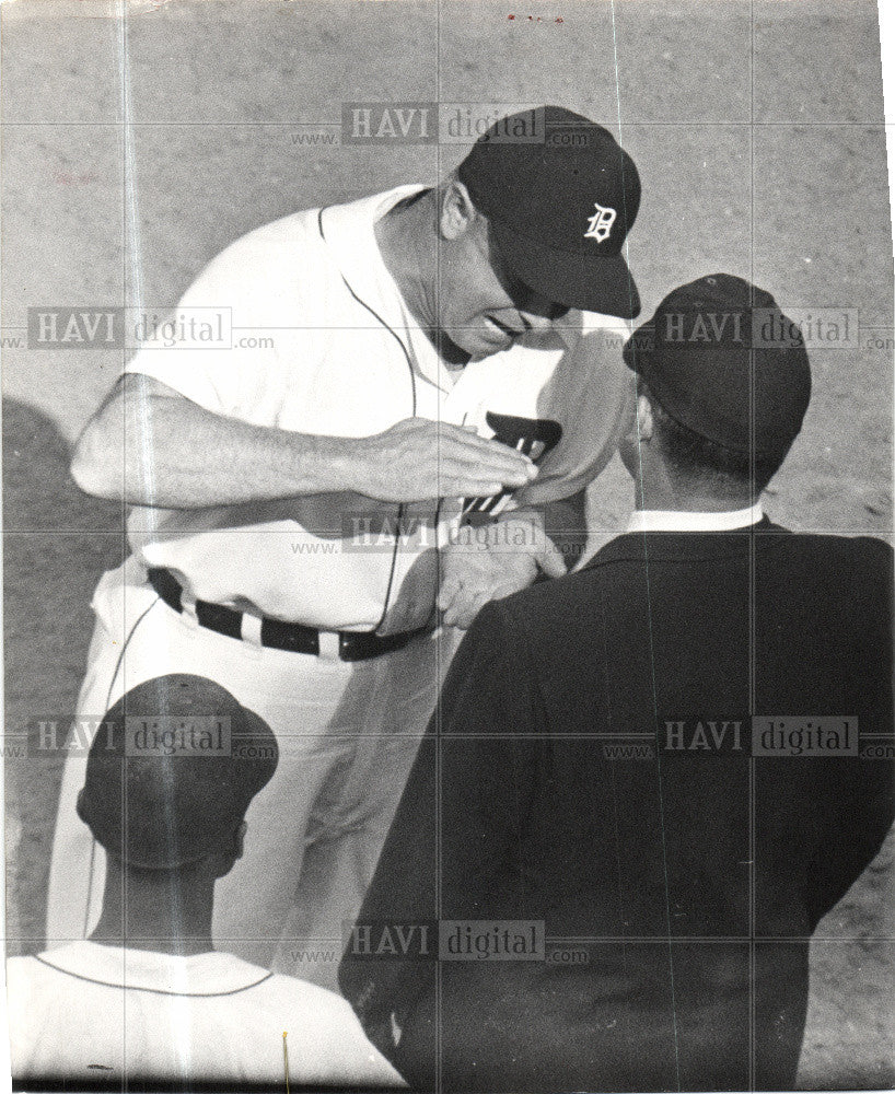 1961 Press Photo Bob Scheffing Detroit Chicago game - Historic Images