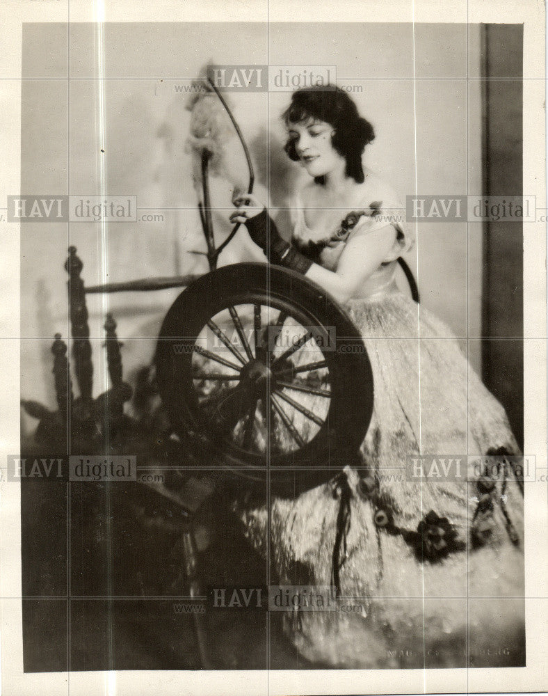 1933 Press Photo Lillian Scarlet - Historic Images