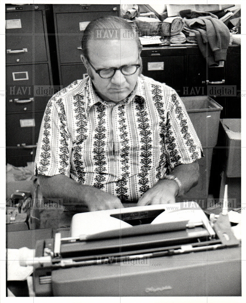 Press Photo Typing - Historic Images