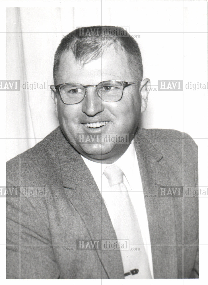 1958 Press Photo Coach Gayle Saxton Sports Writer - Historic Images