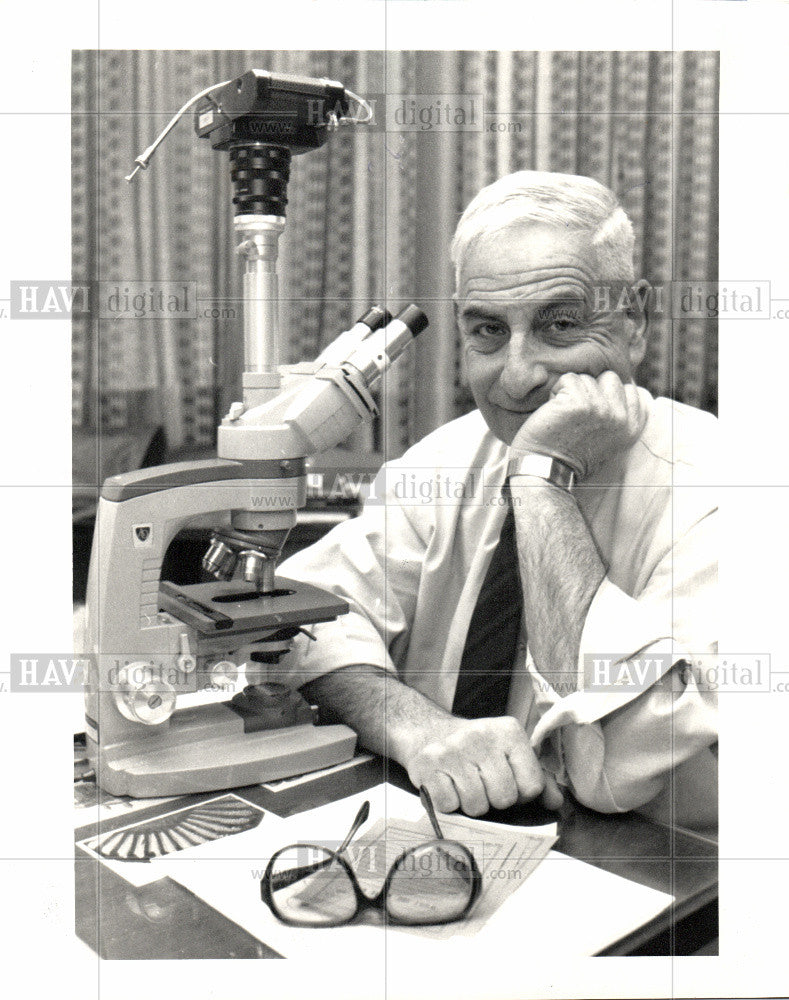 1988 Press Photo Werner Spitz medical Examiner - Historic Images