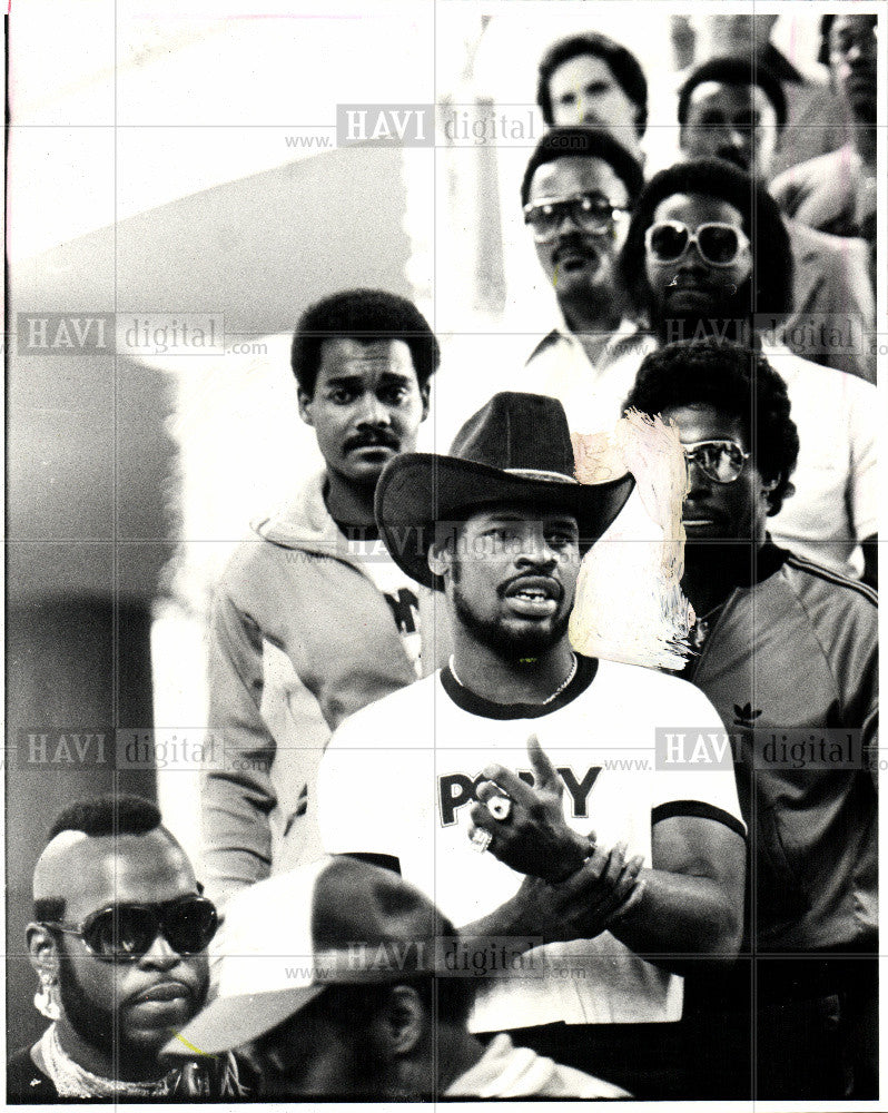 1981 Press Photo Leon Spinks Neon Heavyweight US Boxer - Historic Images