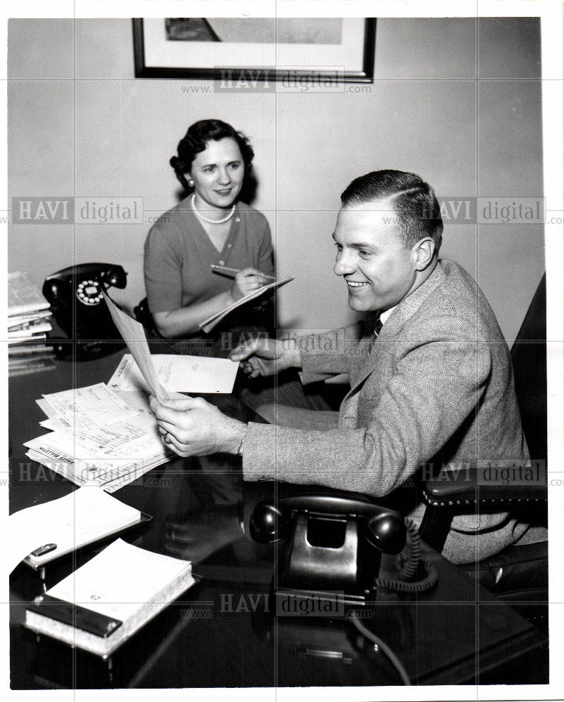 1956 Press Photo BOB SPEARS at Fisher Bldg. - Historic Images