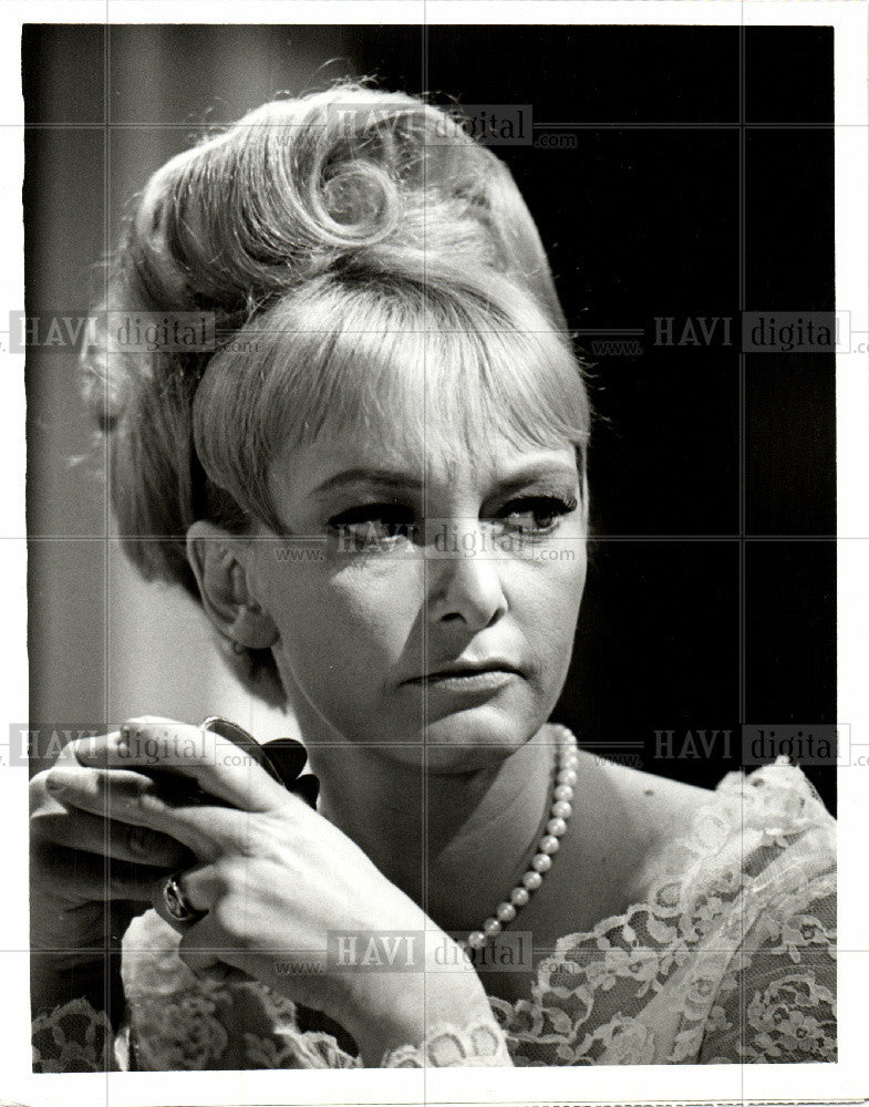 1965 Press Photo Actress Fay Spain Spy Mirrors TV Show - Historic Images