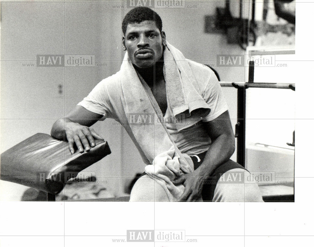 Press Photo Leon Spinks Boxer - Historic Images