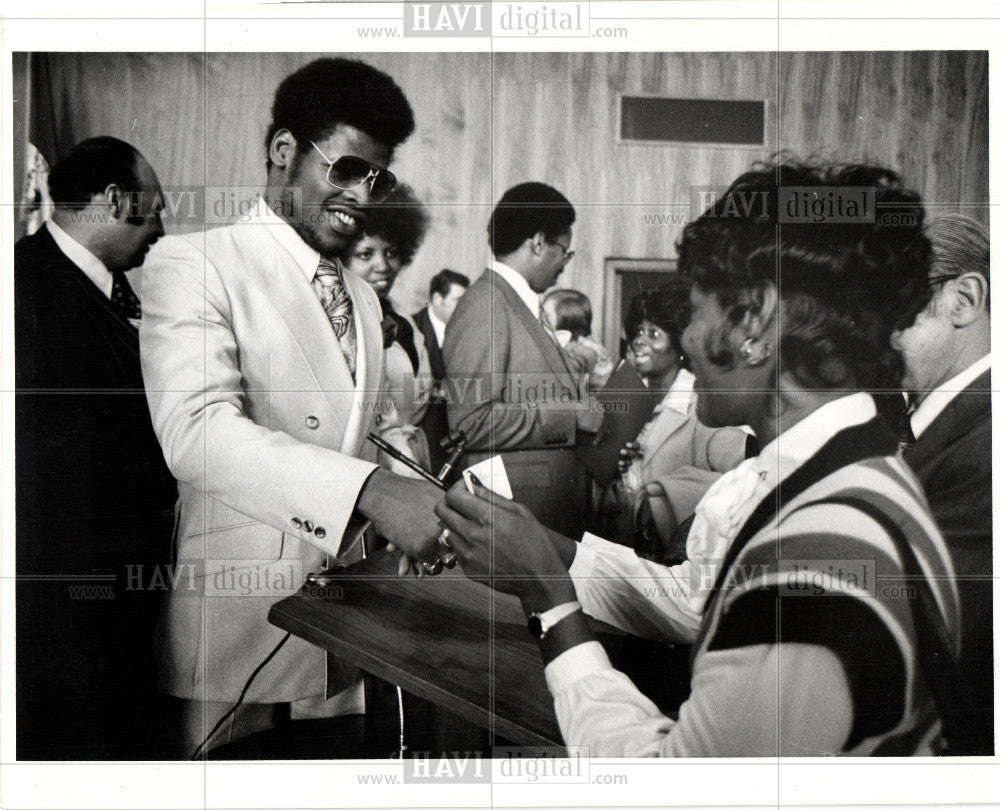 Press Photo Man and Woman shake hands - Historic Images