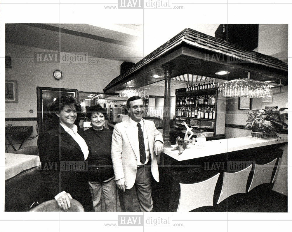 1990 Press Photo Nella Spada Eating Dinner - Historic Images