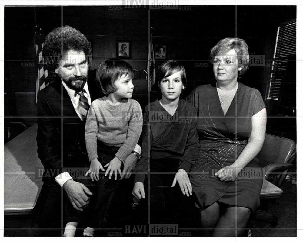 1982 Press Photo Father James, brother Scott and Mothe - Historic Images