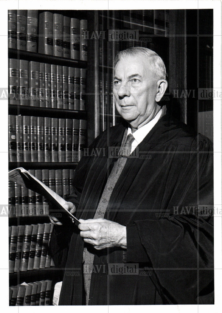 1964 Press Photo Leland W. Carr Judge Michigan Court - Historic Images