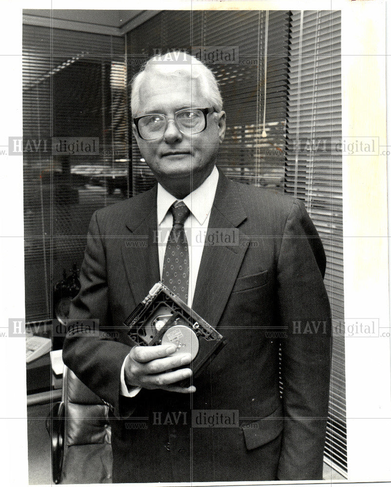 1986 Press Photo Edwin Carlson President - Historic Images