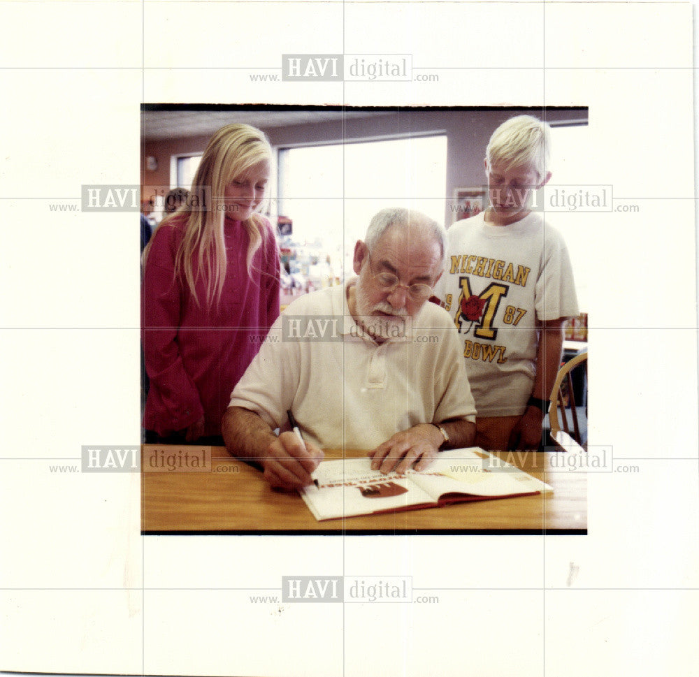 1991 Press Photo Eric Carle Autographs - Historic Images