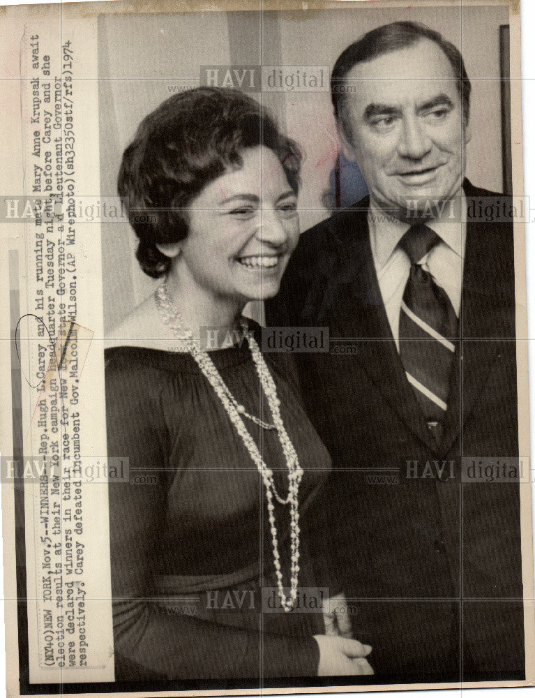 1974 Press Photo Hugh Carey Mary Anne Krupsak campaign - Historic Images