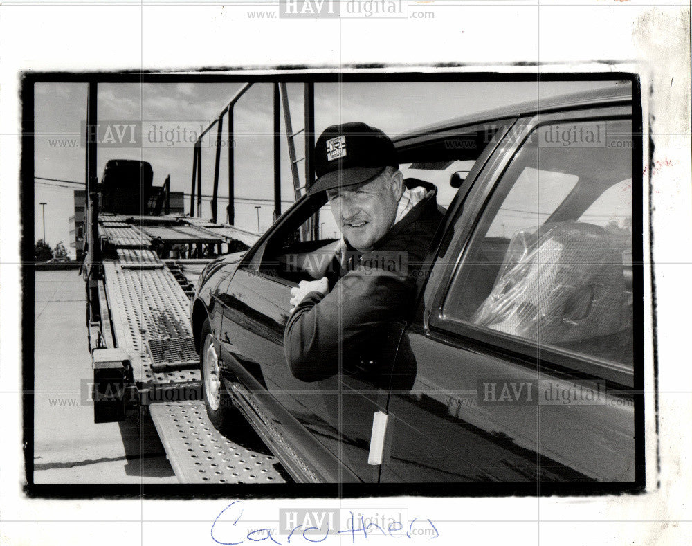 1990 Press Photo Jim Carothers car hauler Dearborn - Historic Images