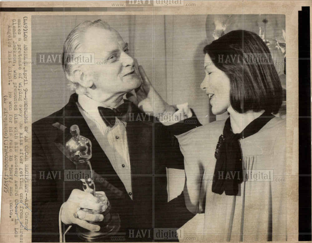 1975 Press Photo Art Carney Oscar Glenda Jackson kiss - Historic Images