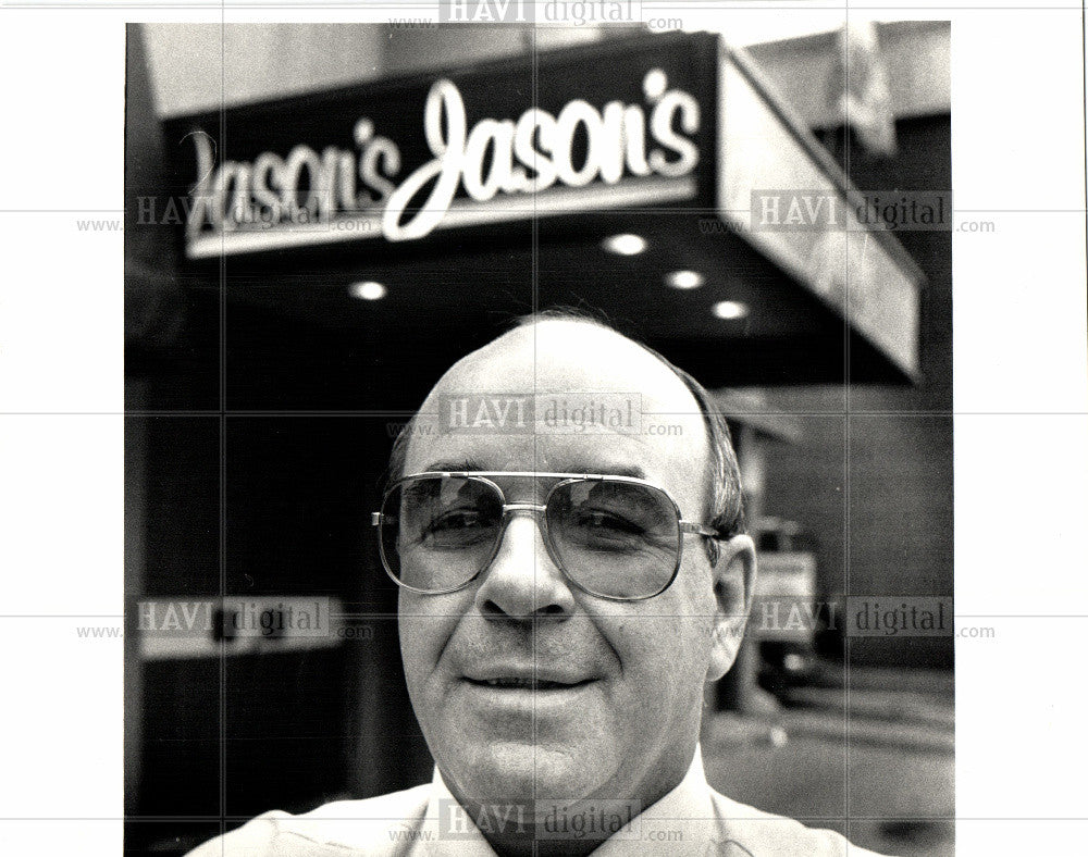 1986 Press Photo Grant Carlin owner of Jason&#39;s - Historic Images