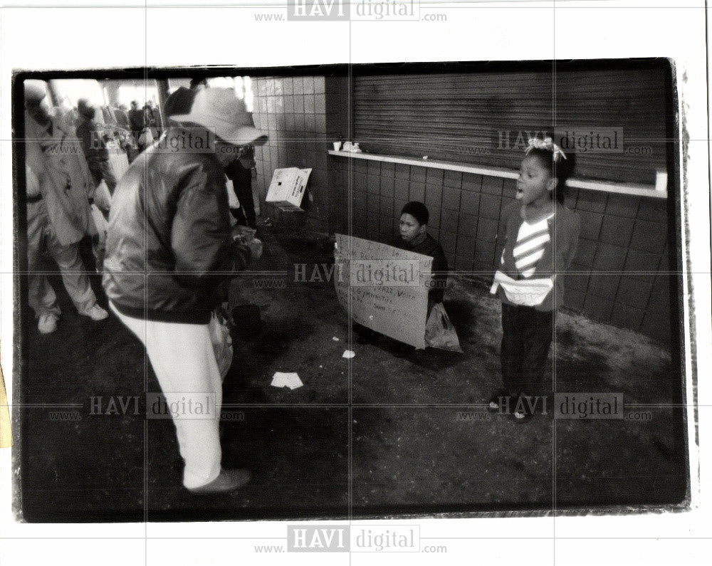 1991 Press Photo Lena Cardwell Vincent market sings 9 - Historic Images