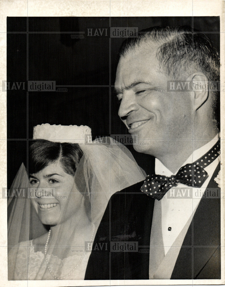 1967 Press Photo Husband and Wife Wedding Dress - Historic Images