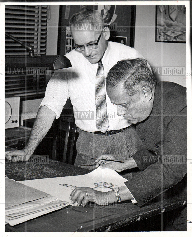 1960 Press Photo Frank Williams Artist - Historic Images