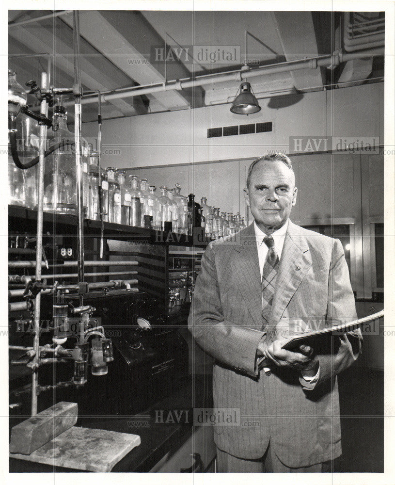 1951 Press Photo Prof H H Willard, Chemistry, Universit - Historic Images