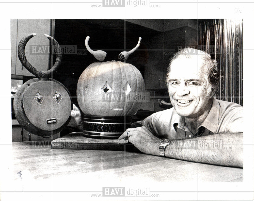 1977 Press Photo G Mennan Williams Horned Pumpkins - Historic Images