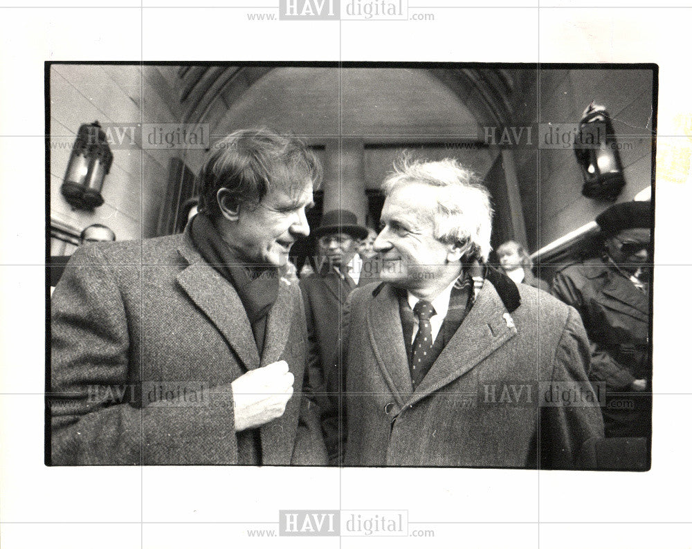 1988 Press Photo Don Riegle Senator - Historic Images