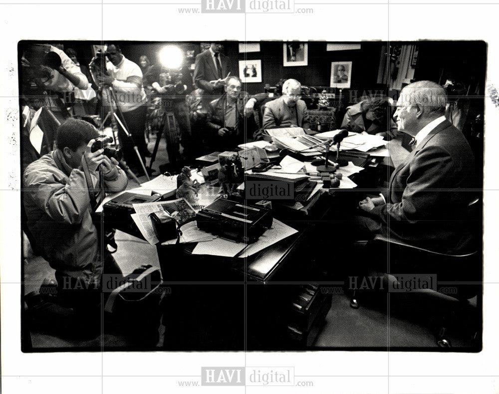 1986 Press Photo Mennen Williams Press Conference - Historic Images