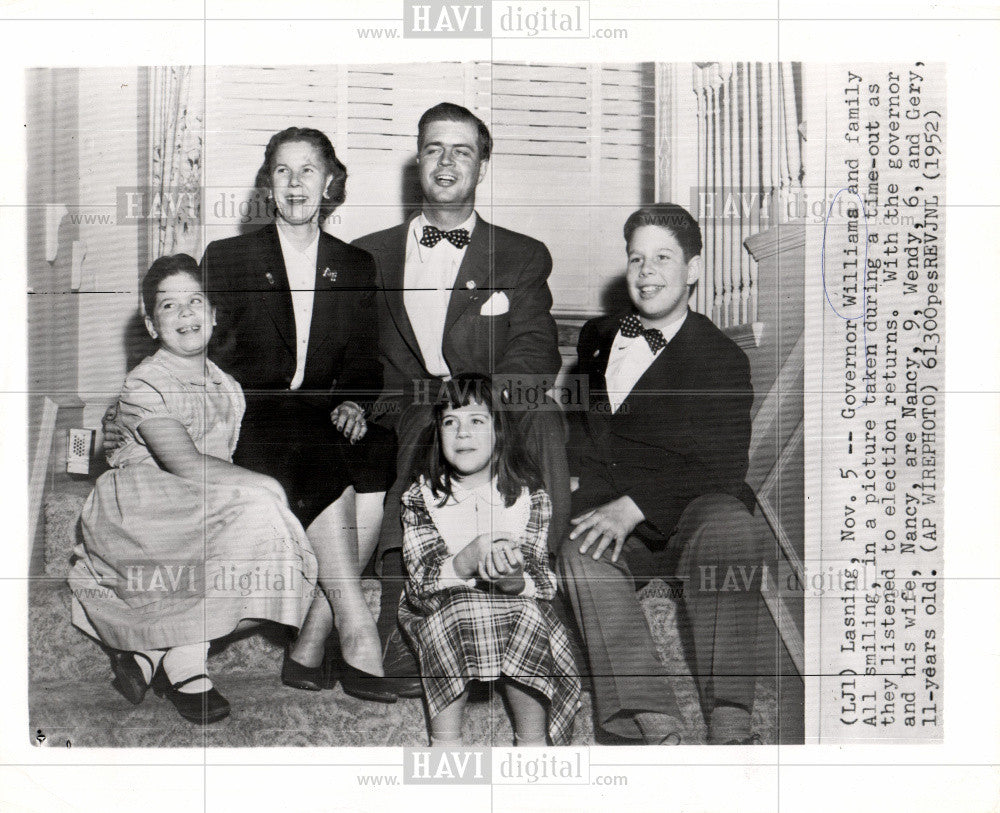 1952 Press Photo Governor Williams and family smiles. - Historic Images