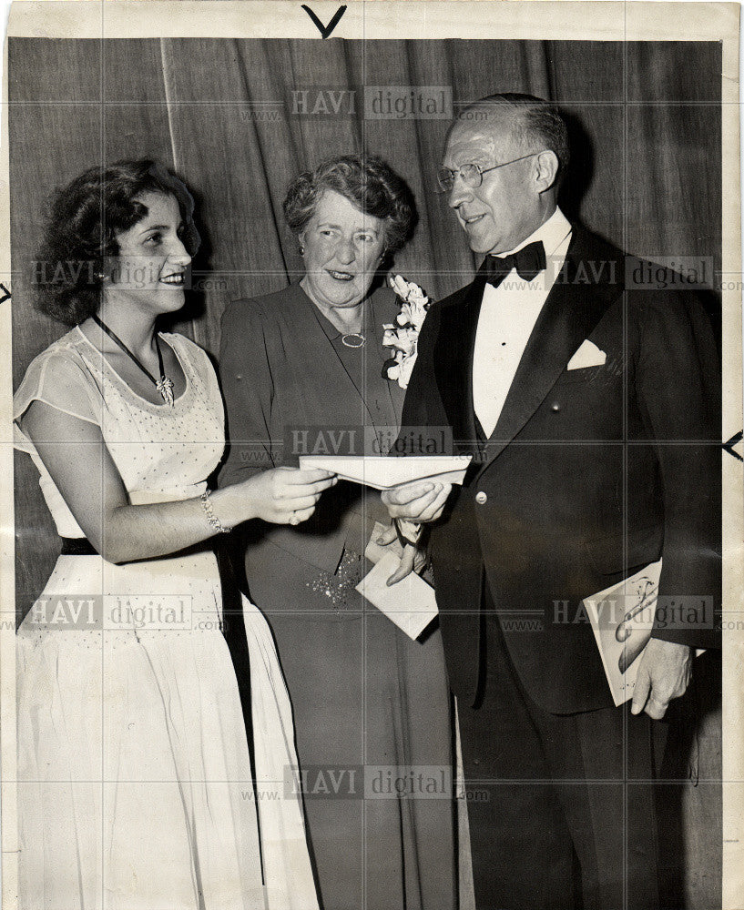 1946 Press Photo MISS SUZANNE DERDERIAN, SOPRANO - Historic Images