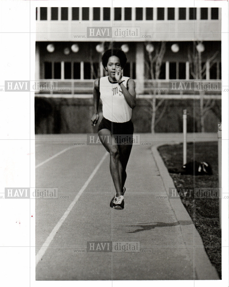 1976 Press Photo Karyn Dennis Running - Historic Images