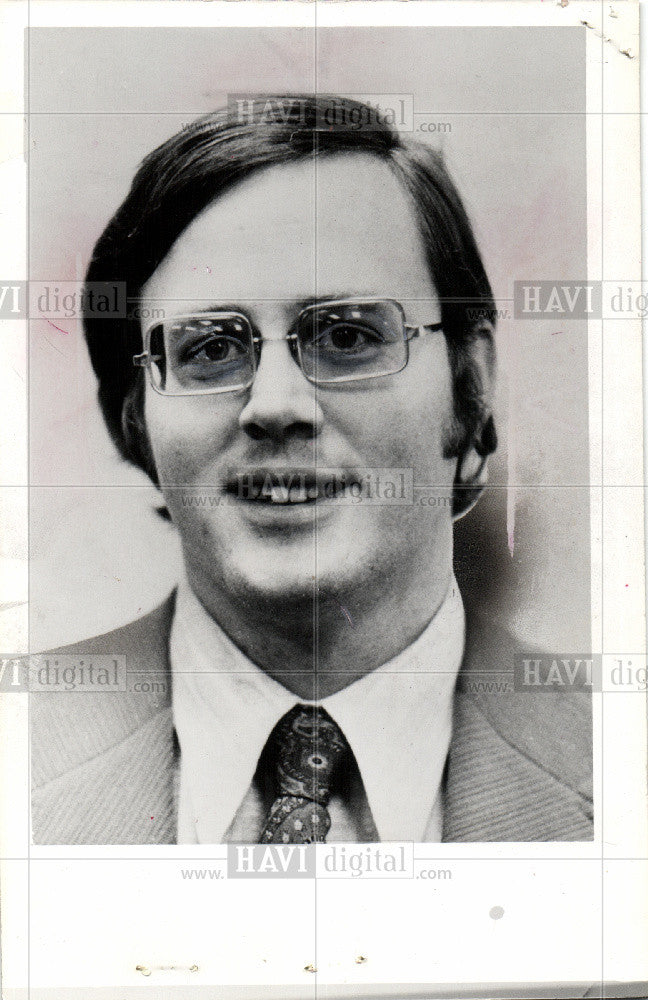1977 Press Photo Daniel Demlow, Insurance Commissioner - Historic Images
