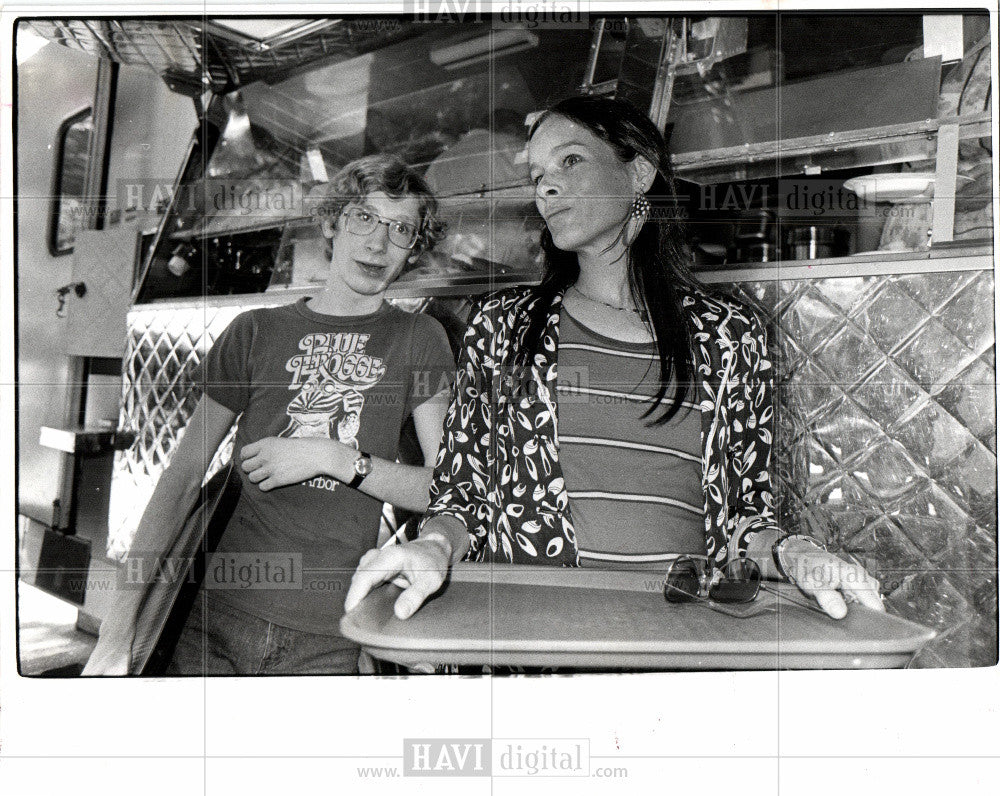 1977 Press Photo Mark and Geraldine Chaplain - Historic Images