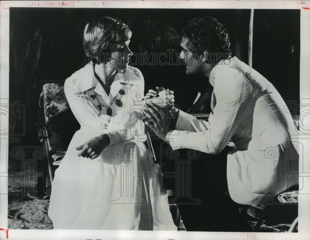 1979 Press Photo Julie Andrews, Omar Sharif in &quot;The Tamarind Seed&quot; Movie - Historic Images