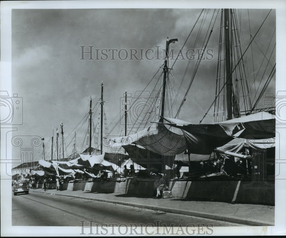 1969 Press Photo Willemstad, Curacao Schooner Market - ftx00534-Historic Images