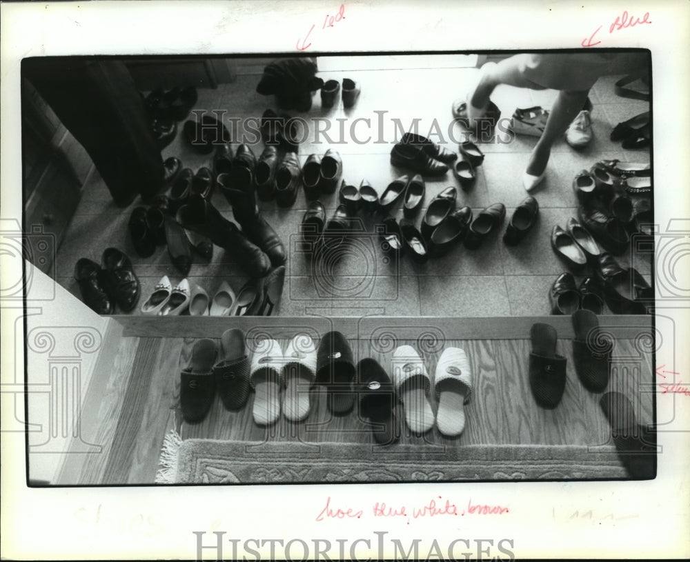 1990 Press Photo Japanese Home Shoes at Door - ftx00549-Historic Images