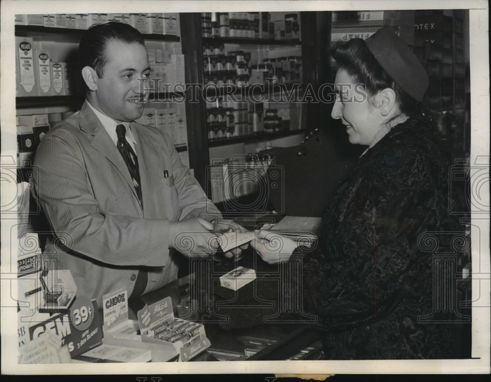 1945 Press Photo Gerald Cornblatt, Temple Pharmacy Offers Cigarette Rations, NY-Historic Images