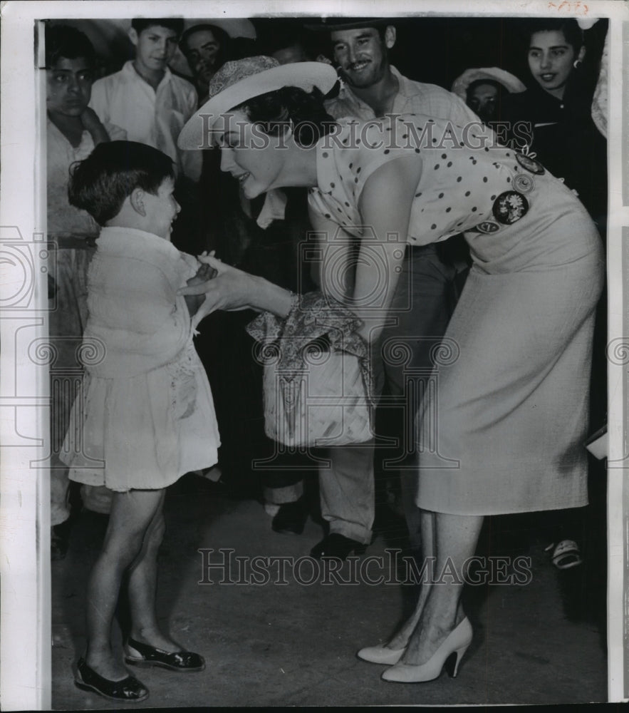 1957 Press Photo Actress Ava Gardener Greets People in Mexico City - Historic Images