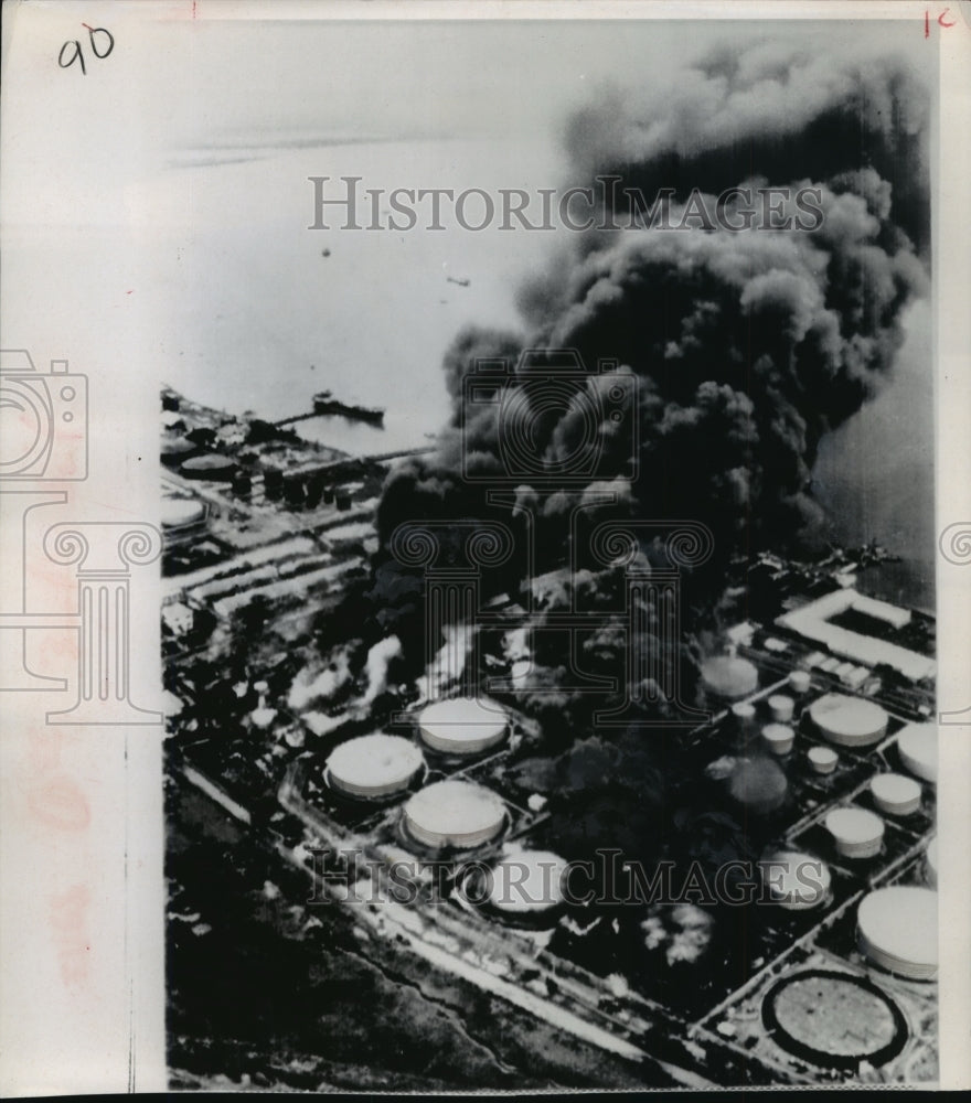 1968 Press Photo Nha Be Fuel Depot Bombed, South Vietnam - ftx00944-Historic Images