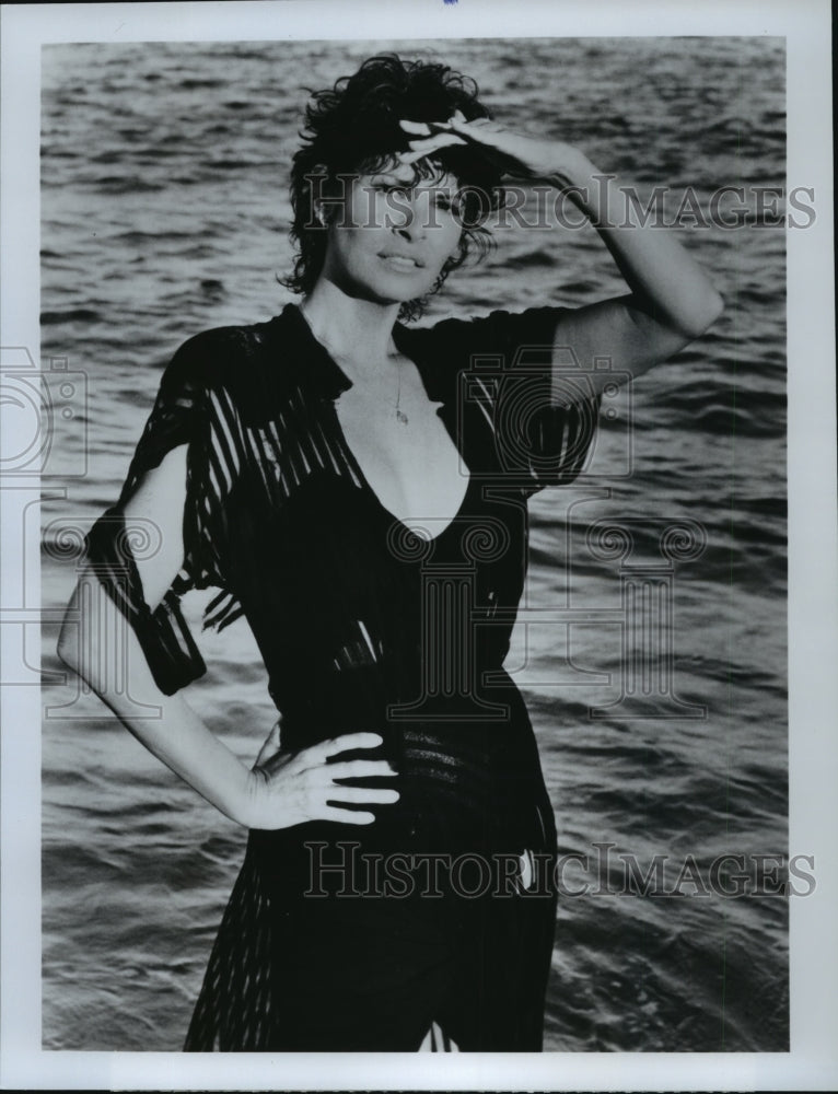 1990 Press Photo Actress Raquel Welch in &quot;Trouble in Paradise&quot; Movie - ftx01038-Historic Images