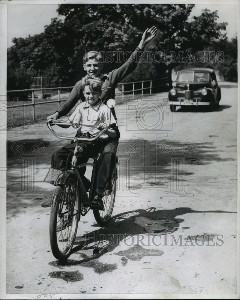 1941 Press Photo Louis &amp; Philip Battershall of Detroit, Michigan Ride Bicycle-Historic Images