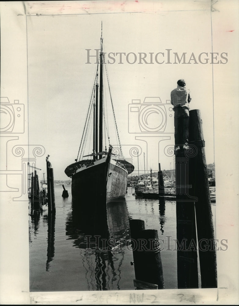 1986 Press Photo Mike Brehl Guides Ship &quot;Wawona&quot; into Dock, Lake Union, Seattle - Historic Images