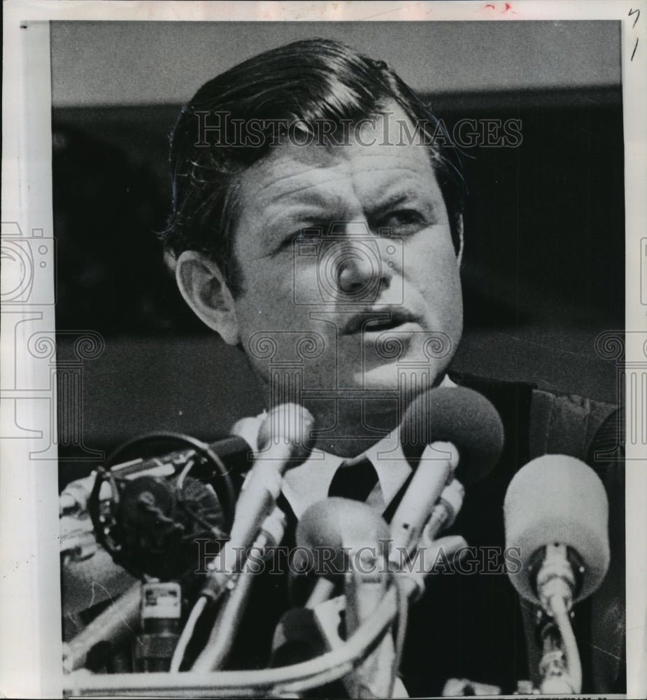 1969 Press Photo Senator Edward Kennedy Speaks at University of Massachusetts-Historic Images