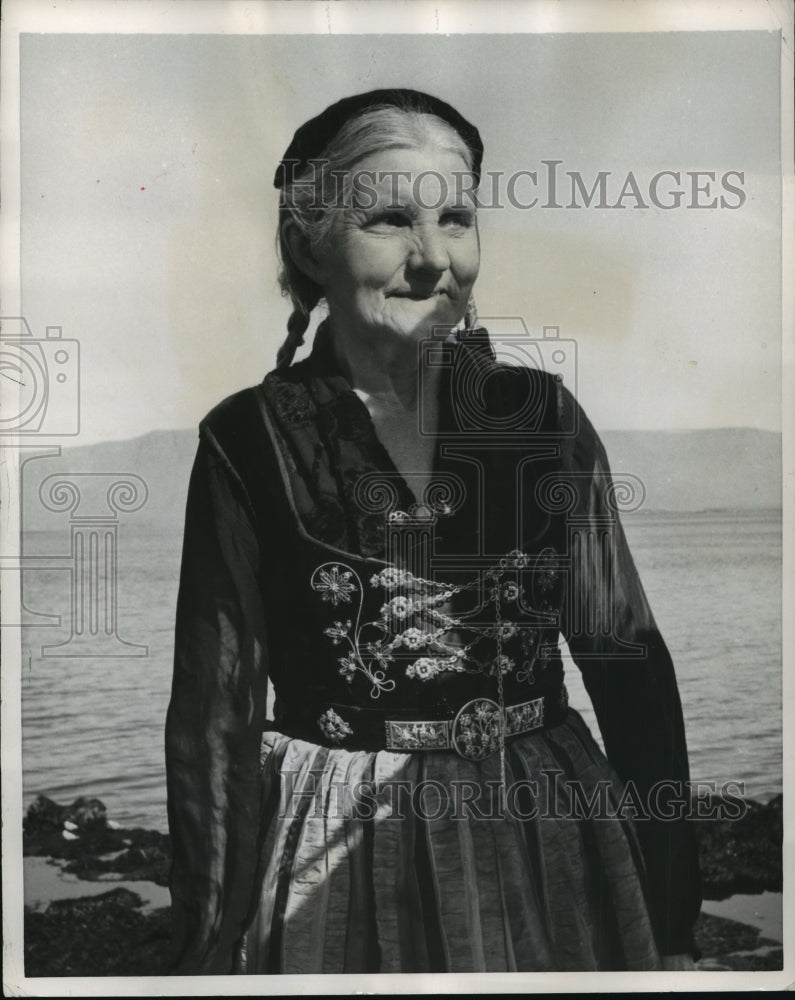 1957 Press Photo Icelandic Traditional Clothing - Historic Images