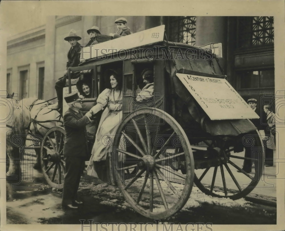 Press Photo Chas Pinney Broadway Limited Conductor Helps Vera DeCamp from Coach - Historic Images